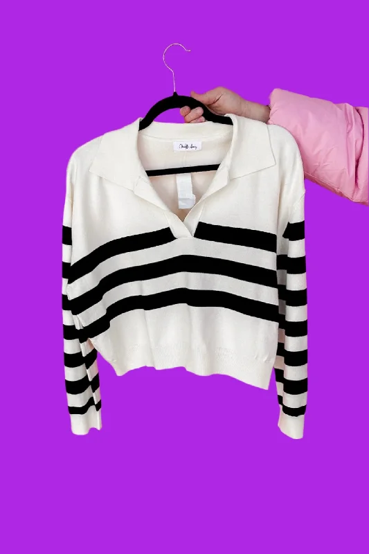 Fitted SweatersClassic Cropped Black & White Striped Collar Sweater